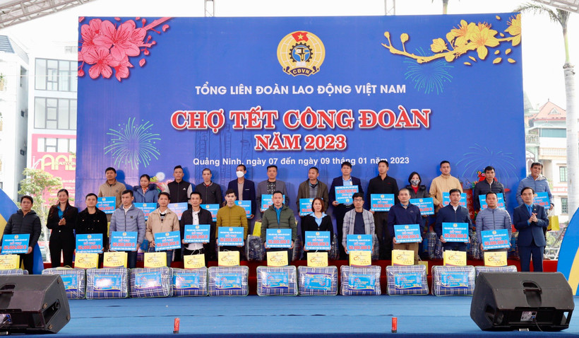 Ban Tổ chức trao quà tặng công nhân, lao động có hoàn cảnh khó khăn.
