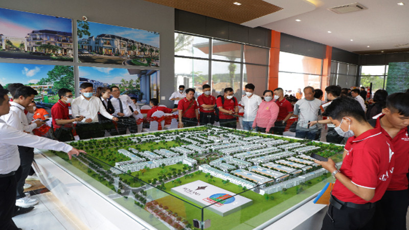 Khách hàng tham quan Richland Residence, dự án đang có chương trình ưu đãi hấp dẫn bậc nhất tại Bình Dương.