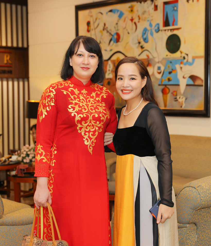  Nghệ sĩ cello Đinh Hoài Xuân và bà Đại sứ Cristina Romila.