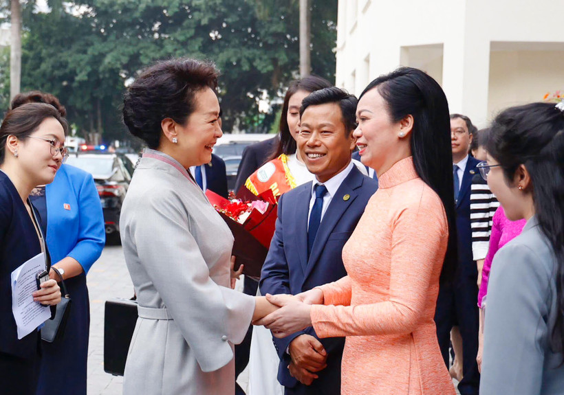 Phu nhân Chủ tịch nước Võ Văn Thưởng đón Phu nhân Tổng Bí thư, Chủ tịch Trung Quốc Tập Cận Bình tại Đại học Quốc gia Hà Nội.