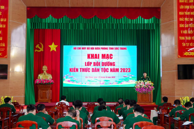 Lớp bồi dưỡng nhằm cập nhật những kiến thức mới về công tác dân tộc cho đội ngũ sĩ quan, quân nhân chuyên nghiệp. Ảnh: Văn Long 