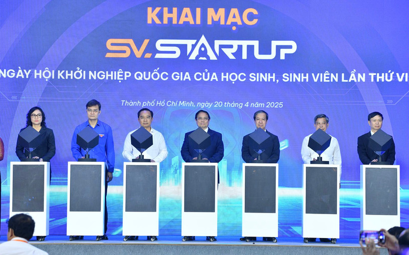 Thủ tướng Phạm Minh Chính và các Lãnh đạo thực hiện nghi thức khởi động Ngày hội Khởi nghiệp Quốc gia của học sinh, sinh viên lần thứ VII. (Ảnh: THANH GIANG).