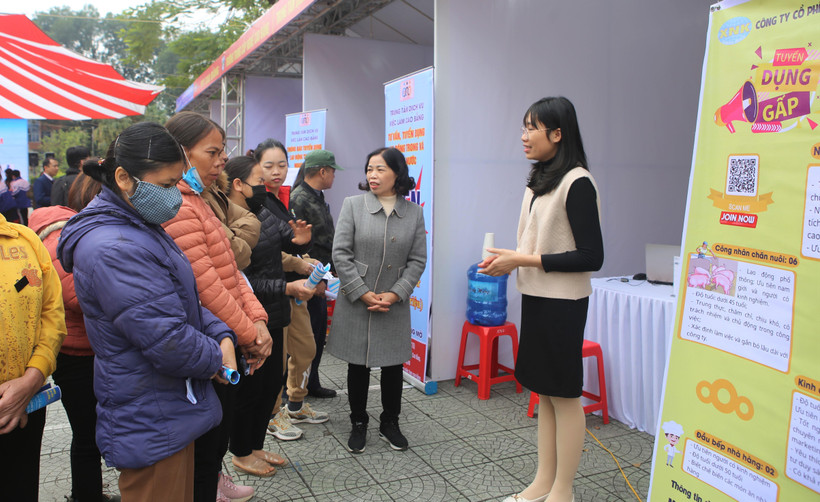 Công ty cổ phần Xuất nhập khẩu Cao Bằng trao đổi về yêu cầu, thu nhập với người lao động tìm việc làm.