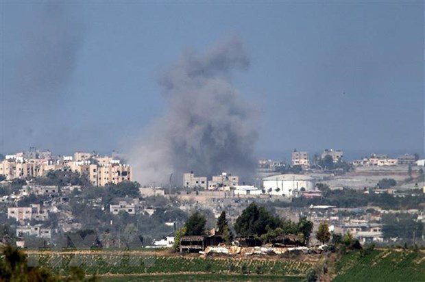 Khói bốc lên sau cuộc không kích của Israel xuống Dải Gaza. (Ảnh: THX/TTXVN)