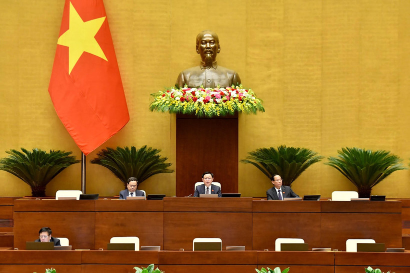 Chủ tịch Quốc hội Vương Đình Huệ điều hành nội dung lấy phiếu tín nhiệm chiều 24/10. (Ảnh: ĐĂNG KHOA)