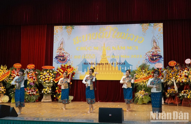 Một tiết mục văn nghệ chào mừng Tết Bun Pi May tại Đại sứ quán Lào.
