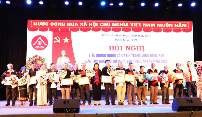 Lãnh đạo Ban Dân tộc tỉnh Đắk Lắk trao tặng Giấy khen cho 100 người có uy tín tiêu biểu trong vùng đồng bào dân tộc thiểu số trên địa bàn tỉnh đã có thành tích xuất sắc trong công tác tuyên truyền, vận động nhân dân tham gia phát triển kinh tế-xã hội, bảo vệ an ninh trật tự, giữ gìn bản sắc văn hóa và đoàn kết dân tộc năm 2022.