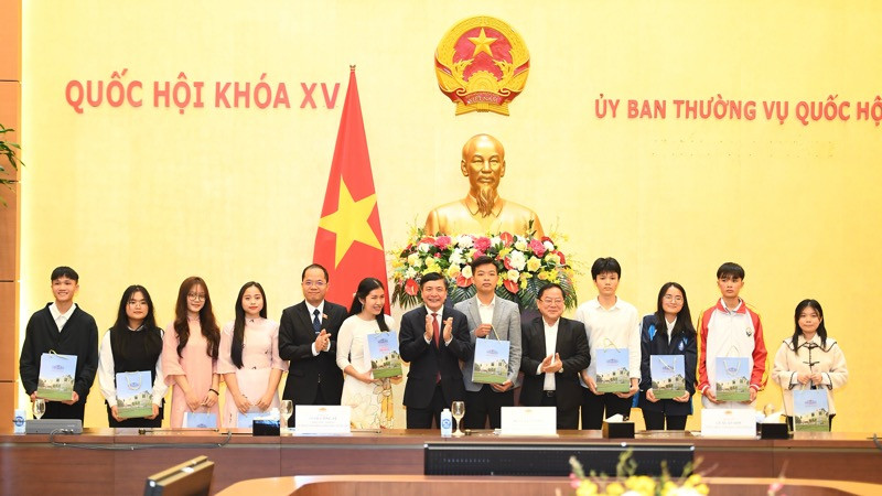 Ủy viên Trung ương Đảng, Tổng Thư ký Quốc hội, Chủ nhiệm Văn phòng Quốc hội Bùi Văn Cường trao quà lưu niệm của Chủ tịch Quốc hội Vương Đình Huệ cho đại diện các em sinh viên. 