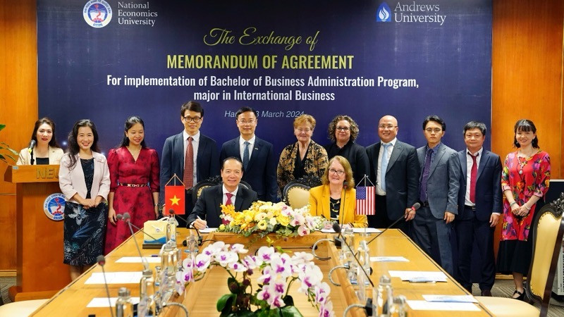 Các đại biểu chứng kiến Lễ trao Thỏa thuận hợp tác giữa hai trường. 