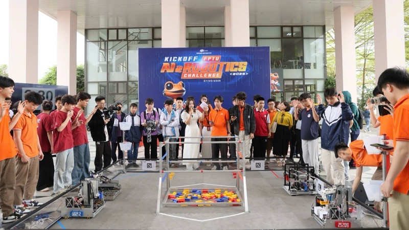 Các đội tuyển thuộc các trường trung học phổ thông trình diễn Robotics tại lễ khởi động cuộc thi. 