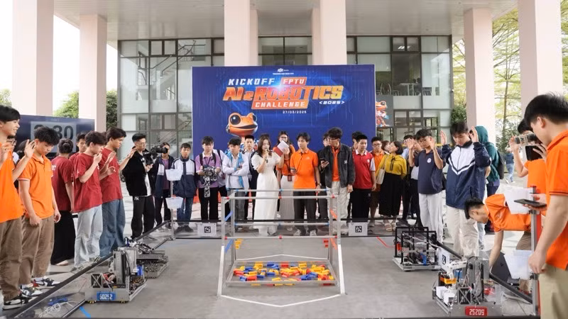 Các đội tuyển thuộc các trường trung học phổ thông trình diễn Robotics tại lễ khởi động cuộc thi. 