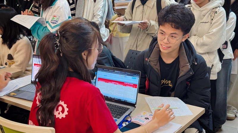 Học sinh tìm hiểu thông tin tại chương trình trải nghiệm. (Thuý Quỳnh)