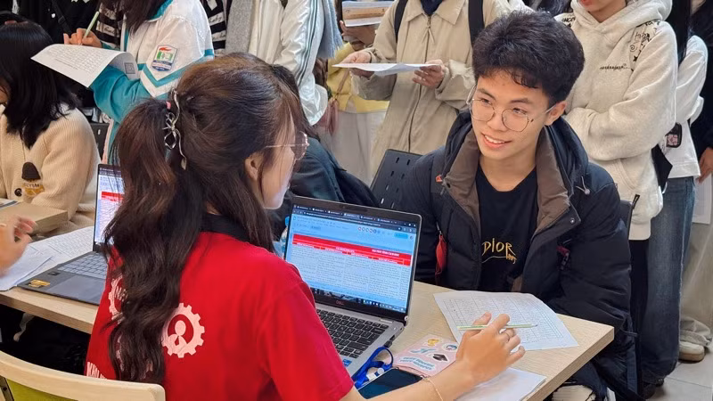 Học sinh tìm hiểu thông tin tại chương trình trải nghiệm. (Thuý Quỳnh)