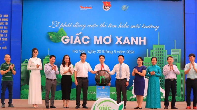 Các đại biểu thực hiện nghi thức phát động cuộc thi tìm hiểu môi trường "Giấc mơ xanh".