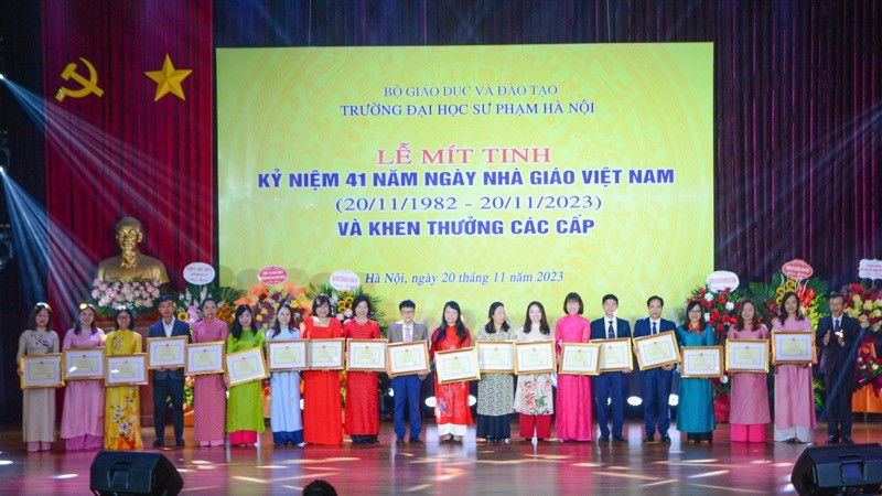 Giáo sư, Tiến sĩ Nguyễn Văn Minh trao tặng Bằng khen của Bộ trưởng Giáo dục và Đào tạo cho các giảng viên tiêu biểu. 