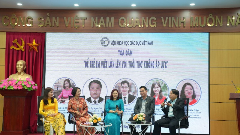 Các diễn giả trao đổi tại tọa đàm. 