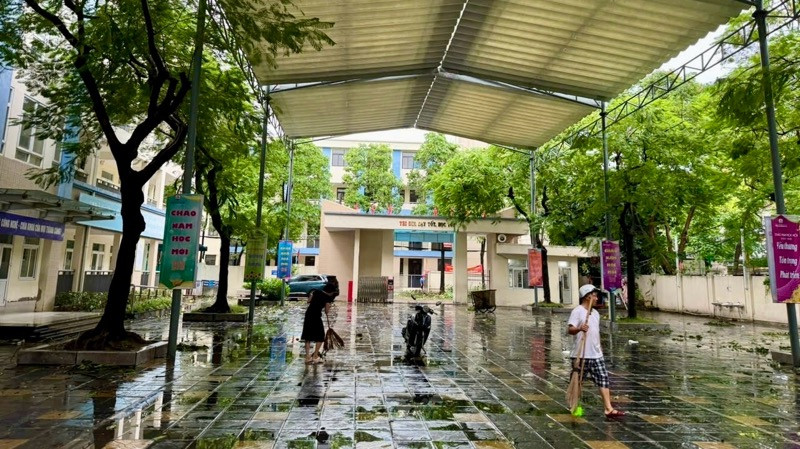 Trường trung học cơ sở Hoàng Hoa Thám khắc phục hậu quả do bão số 3 gây ra. (Ảnh nhà trường cung cấp) 