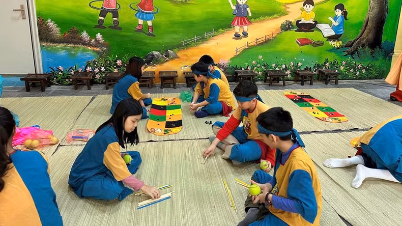 Học sinh Trường tiểu học Tràng An (Hoàn Kiếm, Hà Nội) chơi trò chơi dân gian. 