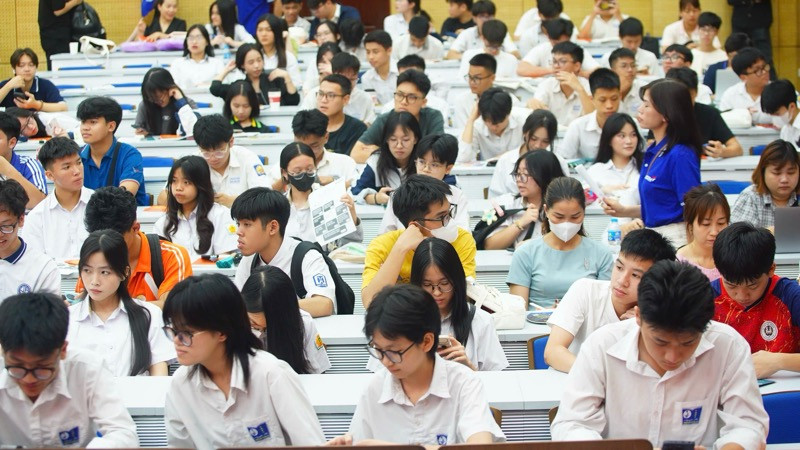 Hàng nghìn học sinh, phụ huynh tham gia chương trình tư vấn tuyển sinh, giải đáp thắc mắc mùa thi. 