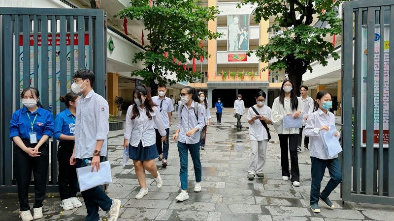 Thí sinh ra về sau buổi thi môn Ngữ văn tại điểm thi Trường trung học cơ sở Ngô Sỹ Liên (Hoàn Kiếm, Hà Nội).