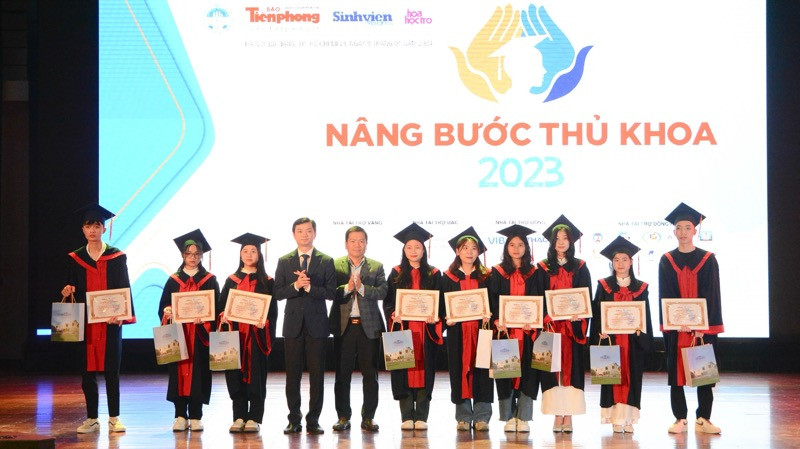 Các sinh viên thủ khoa, á khoa nhận học bổng "Nâng bước thủ khoa".