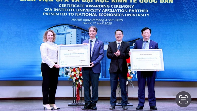 Đại diện Viện CFA trao chứng nhận University Affliation Program (UAP) cho Đại học Kinh tế Quốc dân. (Ảnh: TUẤN ANH)