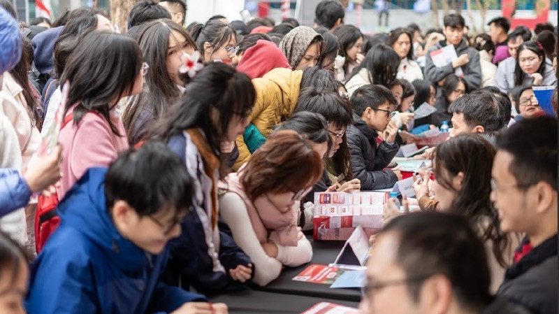 Chương trình "Ngày hội tuyển sinh-Con đường ra biển lớn năm 2025” thu hút 3 nghìn học sinh đến tham dự.