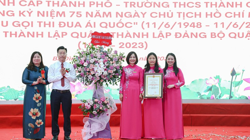 Trưởng phòng Giáo dục và Đào tạo quận Ba Đình Lê Đức Thuận cùng ban giám hiệu Trường trung học cơ sở Thành Công. 