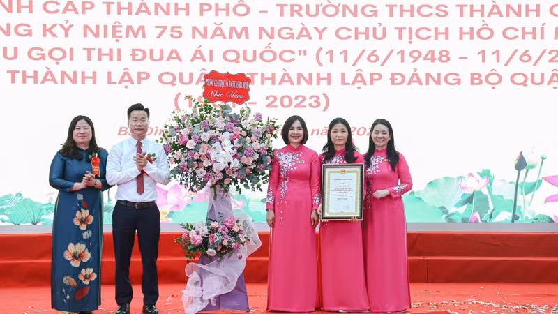 Trưởng phòng Giáo dục và Đào tạo quận Ba Đình Lê Đức Thuận cùng ban giám hiệu Trường trung học cơ sở Thành Công. 