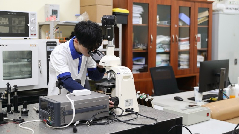 Sinh viên tại phòng thí nghiệm Trường đại học Công nghệ (Đại học Quốc gia Hà Nội). 