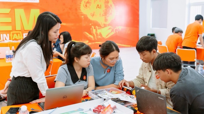 Giáo viên trung học phổ thông ứng dụng AI và STEM vào giảng dạy một cách hiệu quả. 
