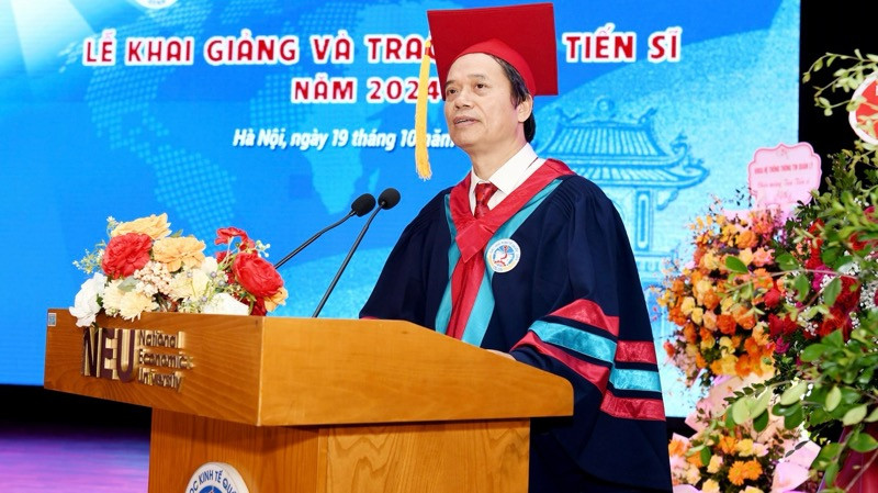 Hiệu trưởng Trường đại học Kinh tế Quốc dân GS,TS Phạm Hồng Chương phát biểu tại buổi lễ 