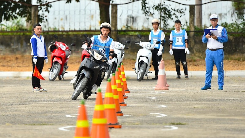 Các đội thi tham gia phần thi thực hành về lái xe mô tô an toàn.