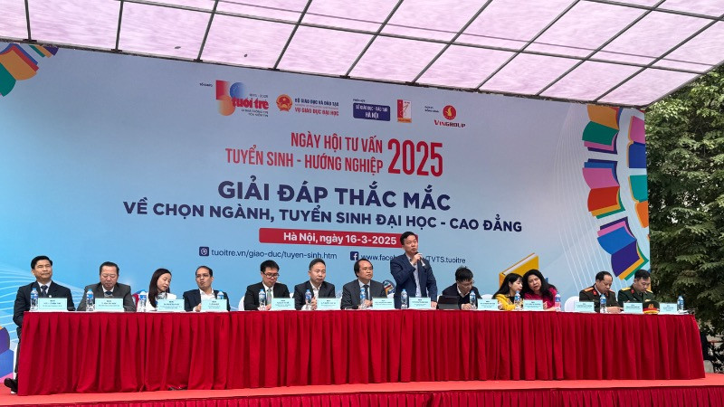 Ban tư vấn giải đáp mọi thắc mắc của học sinh và phụ huynh. (Ảnh: Thuý Quỳnh) 