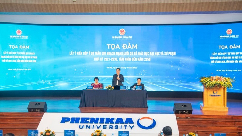 Thứ trưởng Bộ Giáo dục và Đào tạo Hoàng Minh Sơn tại buổi toạ đàm. 