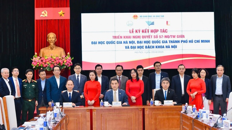 Lễ ký kết thỏa thuận hợp tác nghiên cứu, phát triển công nghệ chiến lược gắn với hợp tác của doanh nghiệp giữa Đại học Quốc gia Hà Nội, Đại học Quốc gia Thành phố Hồ Chí Minh và Đại học Bách khoa Hà Nội. (Ảnh: Trần Hiệp).