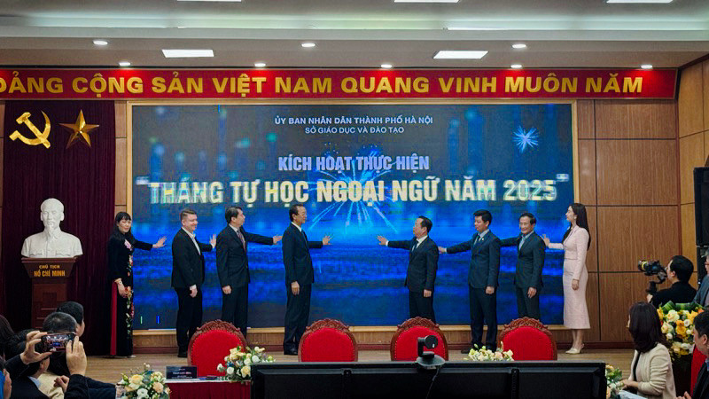 Đại diện Bộ Giáo dục và Đào tạo, Sở Giáo dục và Đào tạo Hà Nội cùng các đơn vị, nhà trường kích hoạt Tháng tự học ngoại ngữ năm 2025.
