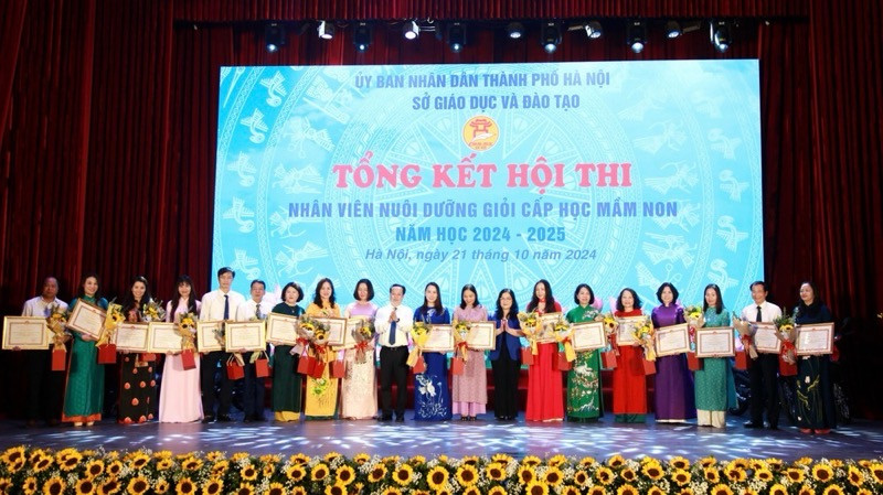 Thứ trưởng Bộ Giáo dục và Đào tạo Nguyễn Thị Kim Chi và Giám đốc Sở Giáo dục và Đào tạo Hà Nội Trần Thế Cương trao giấy khen cho các tập thể chỉ đạo xuất sắc hội thi. 