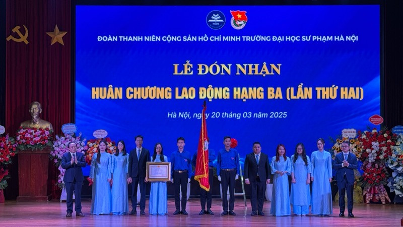 Đoàn thanh niên Cộng sản Hồ Chí Minh Trường đại học Sư phạm Hà Nội đón nhận Huân chương Lao động hạng ba lần thứ hai. (Ảnh: THÚY QUỲNH)