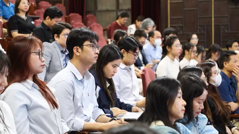 Tọa đàm khoa học với chủ đề “Việt Nam thịnh vượng trong kỷ nguyên mới”. 