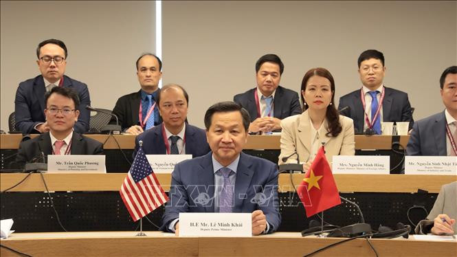 Phó Thủ tướng Chính phủ Lê Minh Khái trao đổi trực tuyến với Đại diện Thương mại Hoa Kỳ Katherine Tai. (Ảnh: Thanh Tuấn/TTXVN)