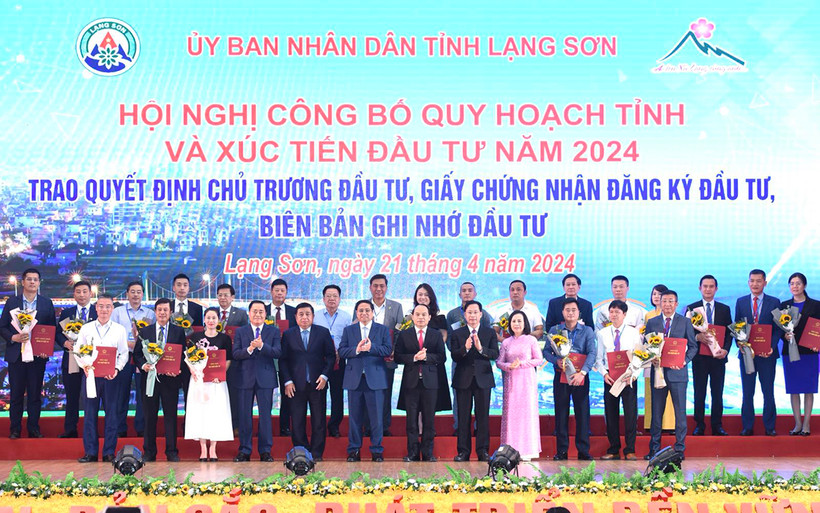 Thủ tướng Phạm Minh Chính chụp ảnh chung với các nhà đầu tư, doanh nghiệp tại hội nghị. 