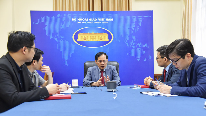 Bộ trưởng Bộ Ngoại giao Bùi Thanh Sơn điện đàm với Bộ trưởng Ngoại giao và Hợp tác Cộng hòa Benin Olushegun Adjadi Bakari. (Ảnh: Bộ Ngoại giao) 