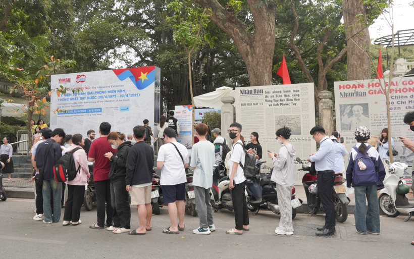 Dòng người xếp hàng tham quan triển lãm tương tác tại Báo Nhân Dân.