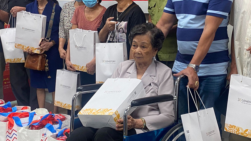 Bà Huỳnh Thị Bảy đi tìm hài cốt người anh trai mình hàng chục năm, bây giờ, bà không đi được nữa nhưng vẫn ngóng tin tức anh trai hằng ngày như một ước nguyện chưa thành của bản thân.