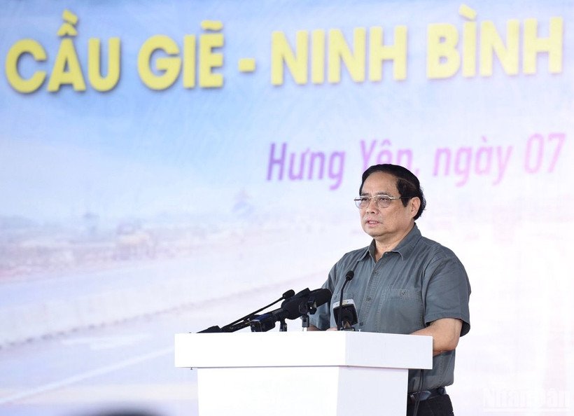 Thủ tướng Phạm Minh Chính phát biểu ý kiến tại lễ khánh thành tuyến đường nối 2 tuyến cao tốc Hà Nội-Hải Phòng với Cầu Giẽ-Ninh Bình. 