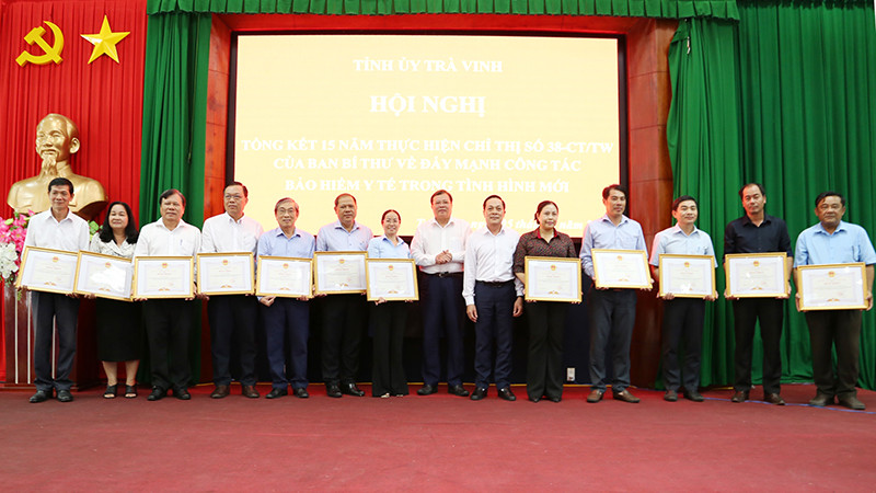 Đại diện các tập thể có thành tích xuất sắc trong công tác bảo hiểm y tế nhận Bằng khen của Ủy ban nhân dân tỉnh Trà Vinh