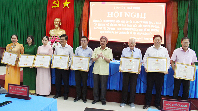 Đại diện tập thể có thành tích xuất sắc trong công tác giáo dục và đào tạo nhận Bằng khen của Ủy ban nhân dân tỉnh Trà Vinh.