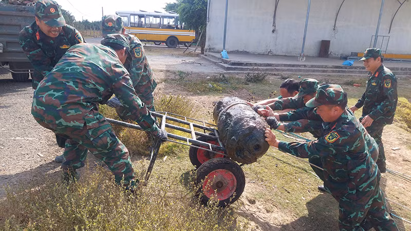 Vận chuyển bom lên xe bàn giao cho Lữ đoàn Công binh 25, Quân khu 9.