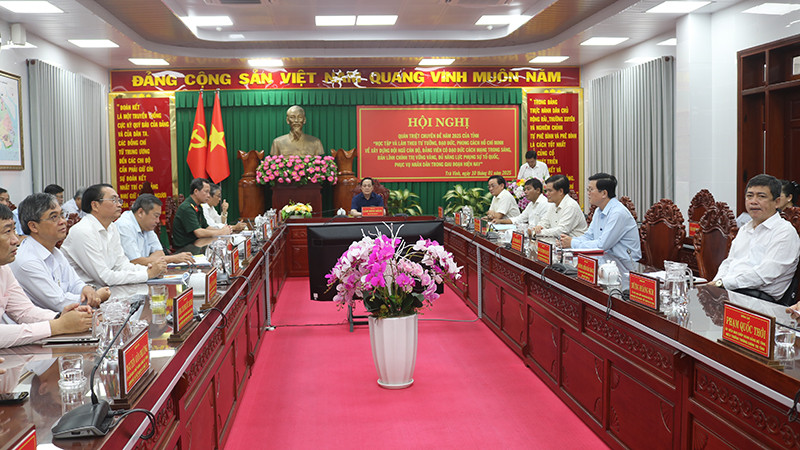 Đại biểu dự hội nghị tại điểm cầu trực tiếp, trực tuyến Tỉnh ủy Trà Vinh.